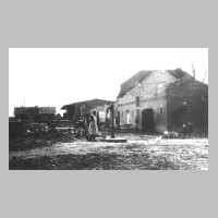 068-0001 Der am 07.04.1933 abgebrannte Viehstall auf Gut Neumuehl. An der Hofpumpe Emma Loesch.jpg